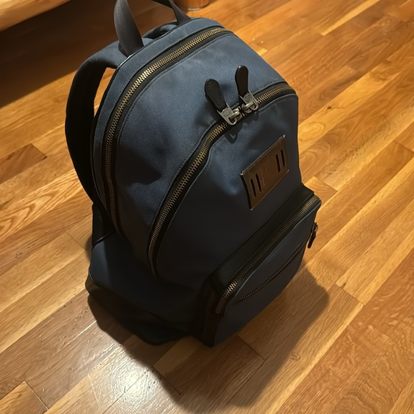I’m trying to selling this bag because I don’t ever use it and I need some cash - Picture 2 of 9